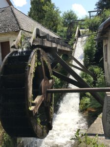 Aktives Wasserrad der Perndlschmiede im Yspertal