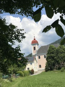 Blick auf die Kirche von Pisching