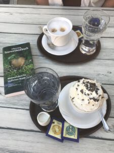 Eine gelungene Kombination, das TourenTAGEbuch und duftender Kaffee im netten Kaffee am Hauptlatz in Weiten