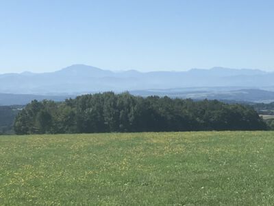 Weit reicht der Blick ins Land  und lässt die Schönheit der Berge erahnen