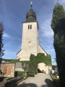 Hoch über den Dächern prägt die wunderschöne Pfarrkirche das Landschaftsbild im Tal