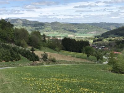 Wunderbare Fernsicht vor dem Nonnersdorfer Kreuz