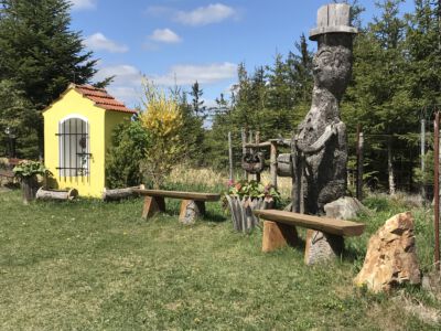 liebevoll gestaltetet Platz zum Entspannen - 
das Nonnersdorfer Kreuz