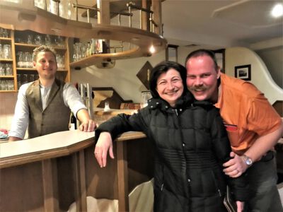 Lukas (li:) und Maria Schüller mit Stammgast Stefan Gangl