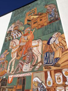 Bekanntes Relief an der Neue Mittelschule in Martinsberg