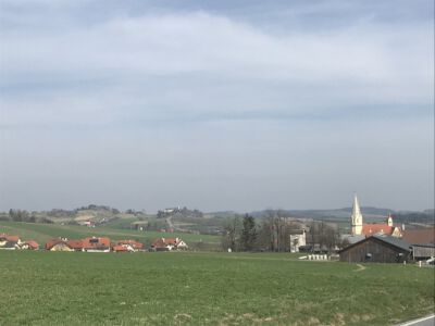 Kirche in Els, im Hintergrund Albrechtsberg