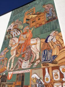 Bekanntes Relief an der Neue Mittelschule in Martinsberg